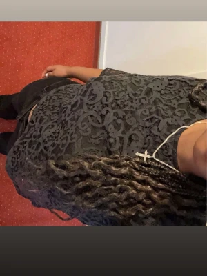 Svart spetsblus🖤✨ - Säljer en svart blus från H&M i storlek M. Blusen är gjord i genombruten spets med ett snyggt, snirkligt mönster och har trekvartsärm. Perfekt att styla med jeans eller kjol för en cool look.🖤✨