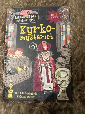 Kyrkomysteriet - Följ med Lasse och Maja i Valleby när de löser ett nytt mysterium i kyrkan! Någon försöker sabotera en viktig ceremoni och det dyker upp både myror och en padda på oväntade platser. Perfekt för dig som gillar spänning, kluriga ledtrådar och roliga illustrationer.