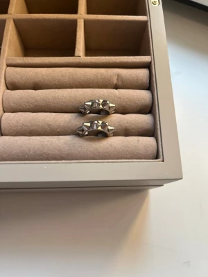 Silvriga örhängen med nitar - Söta örhängen från Edblad 🥰