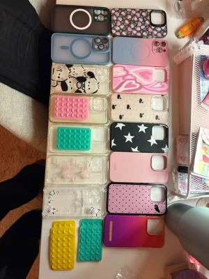 15st mobilskal 5st octobuddys iPhone 13PRO - Säljer mina ”gamla” mobilskal pga att jag har köpt en ny mobil. Alla skal är i fint skick, flera är inte använda. Octobuddysarna är också oanvända såklart. Skalen passar mobiler i modellen 13 PRO.