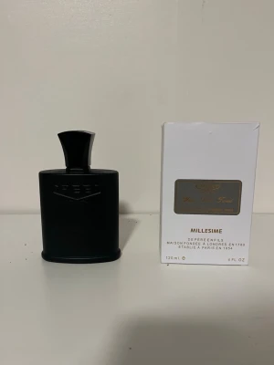 Creed Green Irish Tweed 120ml - Lyxig parfym från Creed, Green Irish Tweed Millesime. Flaskan rymmer 120 ml. Maison fondée à Londres 1760, etablerad i Paris 1854. Perfekt för dig som vill sticka ut med en exklusiv doft.