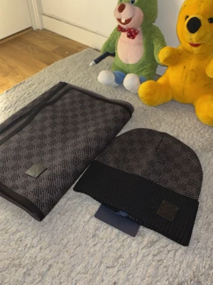 Lvset - Lvset för ett billigt pris. Mörkgrå och passar perfekt för dig som tycker de kallt just nu. Passa på. Fraktas direkt efter köp.