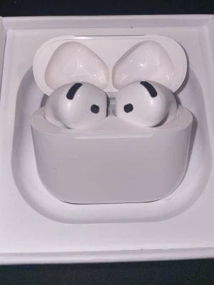 Airpods gen 4 ANC - Helt nya och oanvända AirPods gen 4 i toppkvalitet, dom har även funtionen ANC som stänger av rumsljudet så man inte hör sin omgivning. Dom kommer i inplastad orginalförpackning. Dom fungerar perfekt för musik, samtal och riktigt smidig anslutning till Apple-enheter.