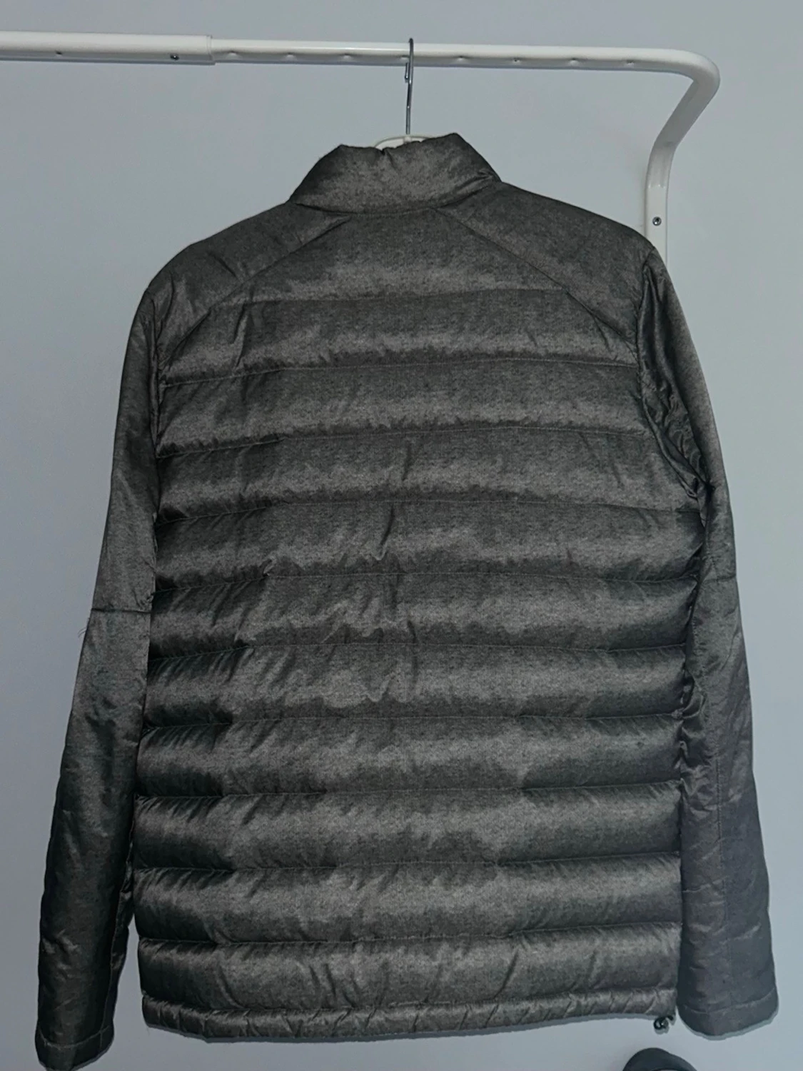 Grå pufferjacka från Peak Performance - 1