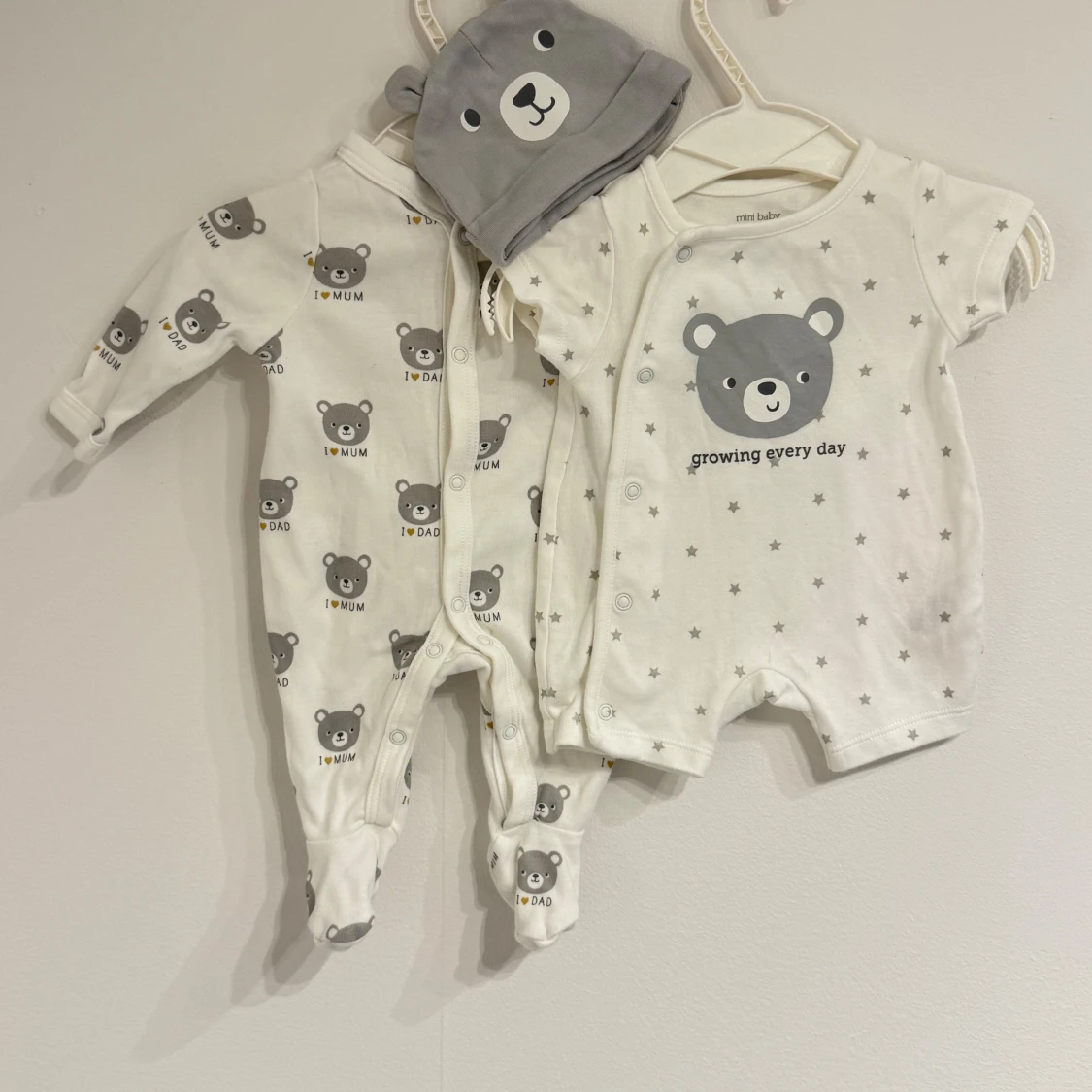 Three pieces sets of rompers and hat for newborn baby 0-1 months