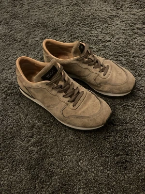 Tod’s trainers  - Väldigt bekväma trainers från märket Tod’s, med ett nypris på cirka 8500kr så är dessa trainers den perfekta skon för dig som vill ha en mix av lyx, bekvämlighet och unikhet. Populära hos folk som till exempel Alexander Ernstberger som tidigare setts ha på sig just denna modell av Tods trainers. Står 7 1/2 inuti men passar storlek 43. Bra skick men måste rengöras lite 