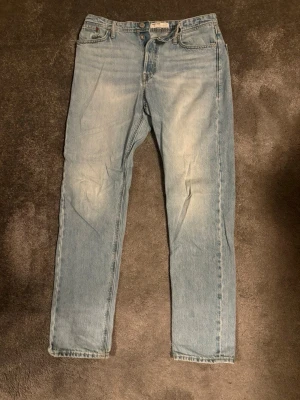 J&J loose Chris  - Jack & Jones loose Chris i storlek 30:32. 
