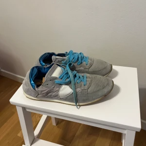 Phillipe model skor - Phillipe model skor i storlek 40, bra skick, lite skrynkiga ställen som försvinner så fort man har på sig de.