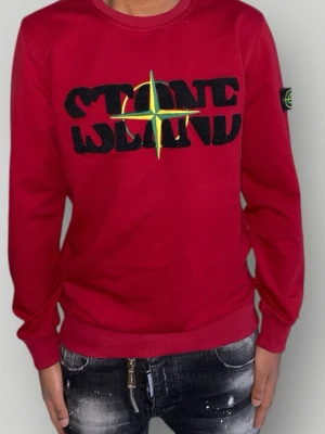 Stone Island tröja strl M- röd - Helt ny.fin replika med hög kvalitét. Storlek: Medium Pris: 799kr. Först till kvarn. Skickas direkt inom 24h