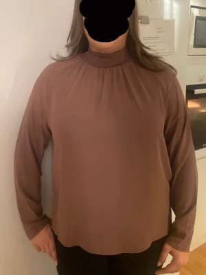 Wera blus med hög hals - Super fin blus från Wera med hög hals, härlig färg, endast provad aldrig använd. Storlek 40 men passar även 42. Hör gärna av er om ni skulle undra något! ❤️