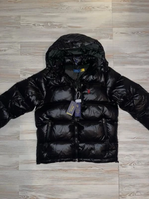 Ralph lauren jacka - säljer den här ralph lauren jackan för ett bra pris då den inte passade mig. jag rekommendera nån som är 170-180 och medelvikt🤩 priset är inte hugget i sten