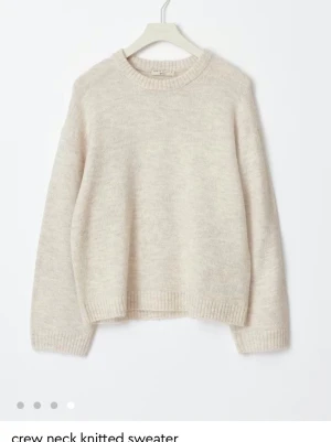 Stickad tröja - Jätte skön beige stickad tröja från Gina tricot, som nu är slutsåld på hemsidan. Nypris är 399, men jag säljer för 269 då den bara är använd två gånger och är i jätte bra skick 