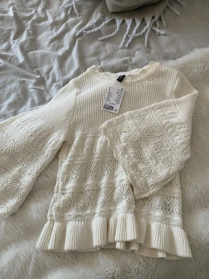 vit stickad blus med volangärm - supersöt blus från h&m! 💕🥹 helt oanvänd (prislapp finns kvar) köpte för 299kr, pris kan diskuteras! 