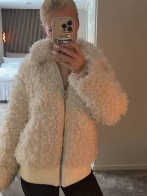 jacka från HM - super cool jacka från hm i bra skick! perfekt nu i vinter och i vår. Passar storlek xs-s