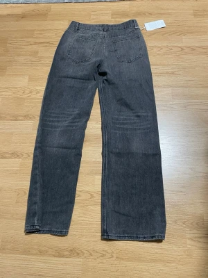 Svarta utsvängda jeans - Säljer ett par svarta utsvängda jeans för dam. Säljer pågrund av att jag fick fel vara. Dom är endast testade en gång och prislapp sitter kvar! Pris kan väll diskuteras något vid snabb affär.