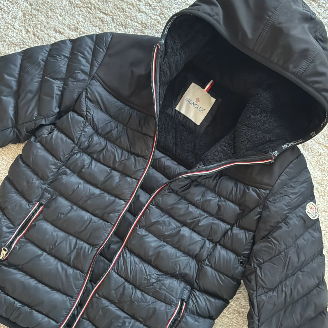 Svart Moncler dunjacka med huva - 1