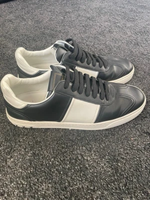 Valentino Flycrew svarta - Säljer dessa sjukt fräscha Valentino Flycrews! Skorna är i grymt skick! Enda är att en nit saknas på dom! Sällsynta skor och svåra att få ta på till ett rimligt pris! 100% äkta såklart!