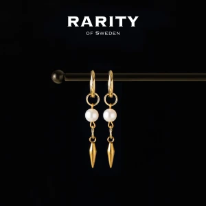 Rory Earring - Gold: Guldörhängen med pärlor och nitar - Otroligt snygga örhängen med nitar och pärlor i rostfritt stål!! Örhängena är i fin guldig färg och passar så bra för att piffa upp en outfit och lägga till en extra detalj🪽Likt alla andra våra smycken tål dessa örhängen vatten och håller sitt glans länge!! Vid frågor eller funderingar - välkommen att skriva till oss🪽