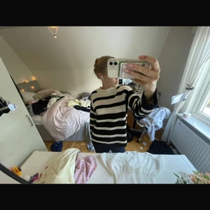 Stickad tröja från JDY - fin och skön stickad tröjan, sticka ej som vissa andra stickade tröjor kan göra. stl xs! Fint skick