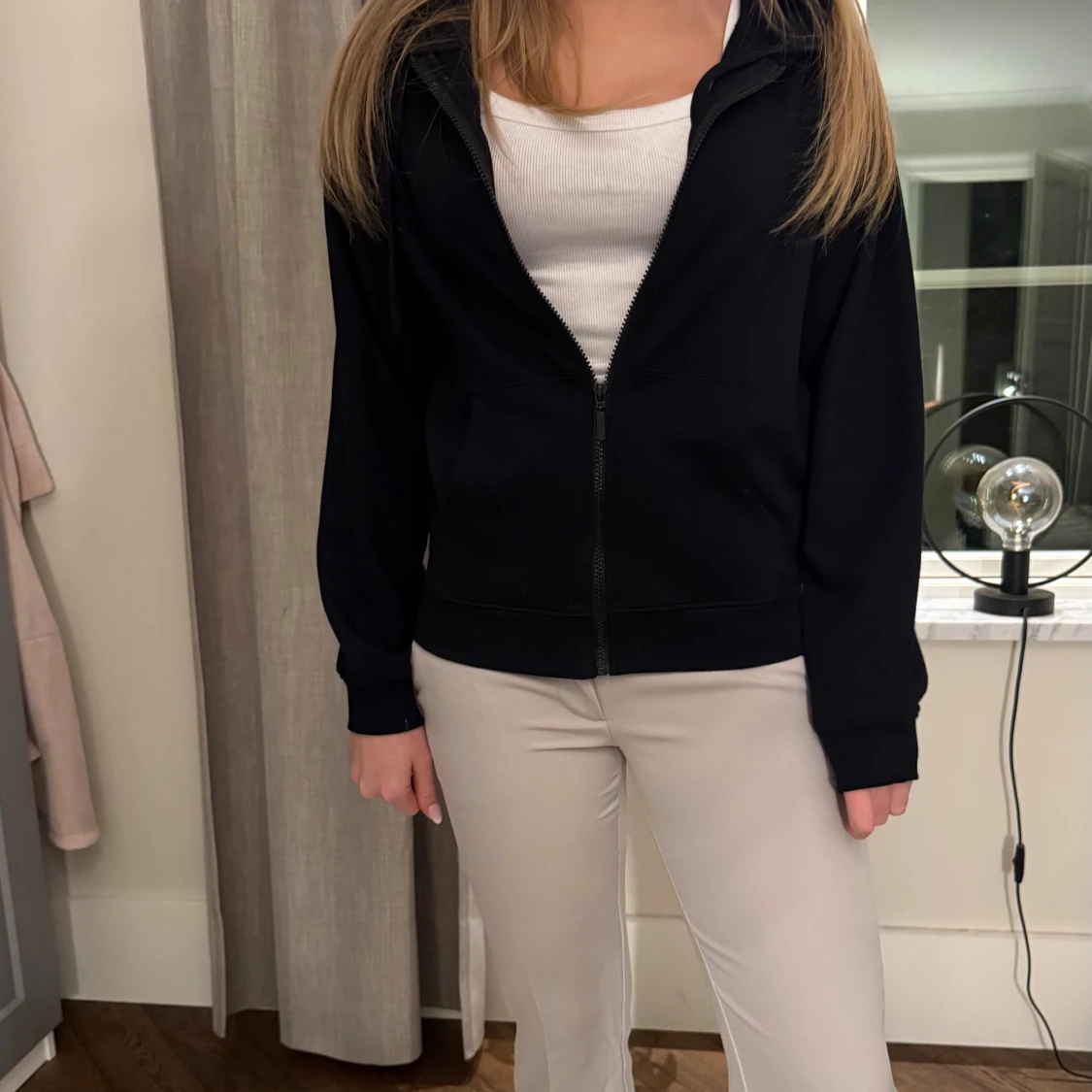 Svart hoodie med dragkedja