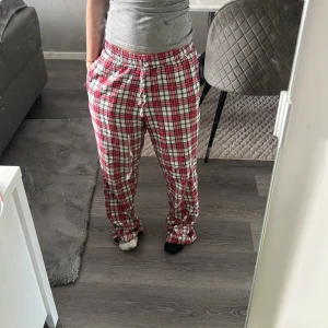Röd- och vitrutiga mjukisbyxor med snörning - Säljer ett par chill röd- och vitrutiga mjukisbyxor med snörning i midjan. De har en relaxed passform och är perfekta 💗