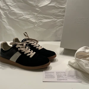 Maison Margiela Gats  - En av de få Maison Margiela Gats i denna färg ute just nu! | Riktigt bra skick 9/10 | Storlek 44 och färgen svart med vit detalj | Box och dust-bags tillkommer vid köp | Hör av er för mer information/bilder!