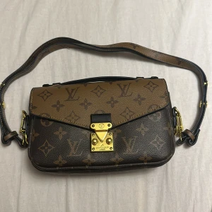 Axelväska i bra skick - Jättesnygg och bra kvalitet, inte äkta