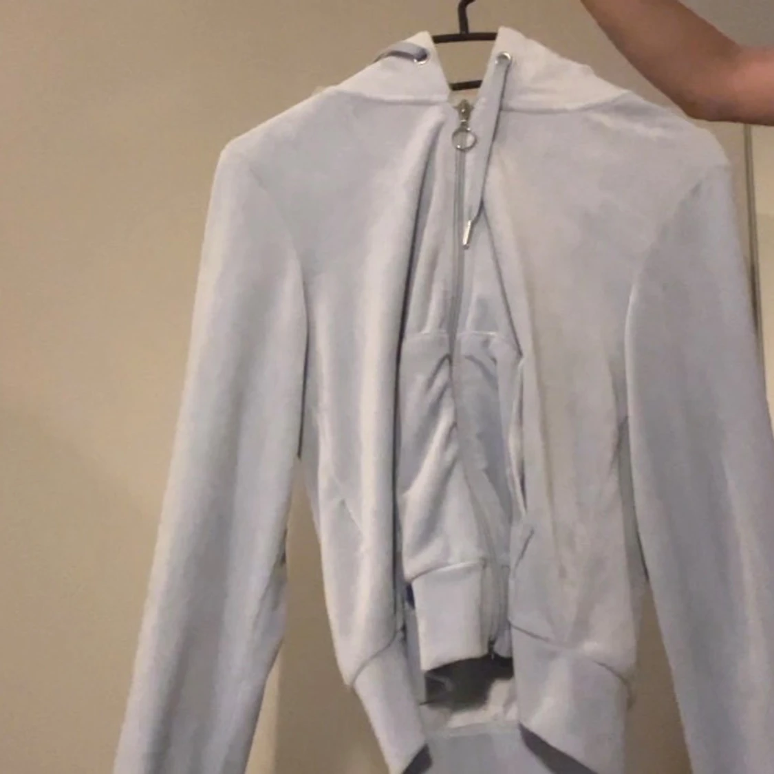 Ljusblå hoodie i velour med dragkedja