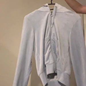 Ljusblå hoodie i velour med dragkedja - Jätte mjukt o skönt material!!! Väldigt mysig o ha på sig aldrig använt 