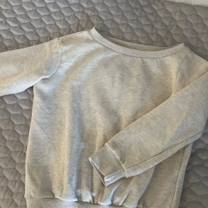 V ringad tröja - Jättesnygg och mysig tröja. Lite v ringad och fin begie färg! Pris kan diskuteras