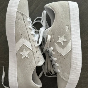 Converse pl vulc pro sneakers  - Snygga Converse sneaker i grå och vit färger. Material: läder, textil och gummi. Extra skosnöre. Oanvända med prislapp kvar. Obs kommer utan original boxen.