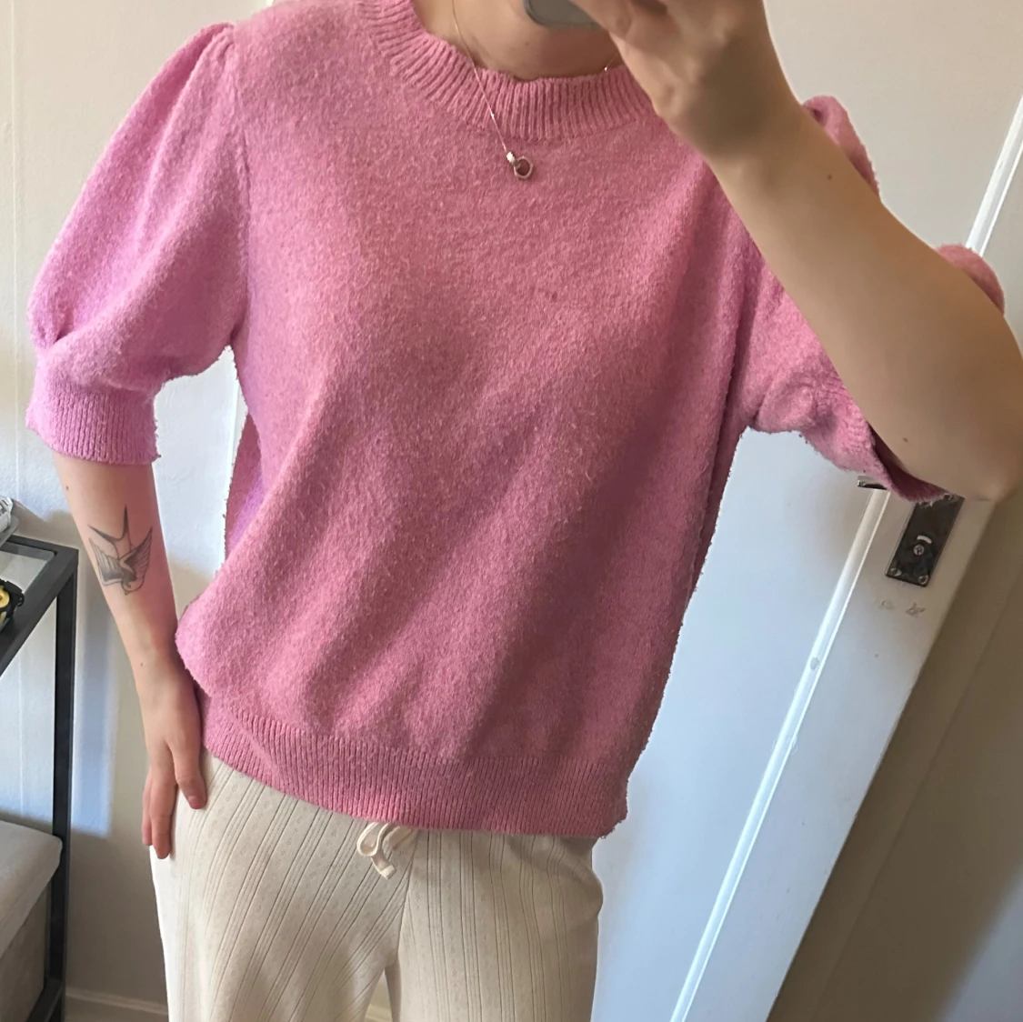 En rosa stickad tröja med puff ärm - 1