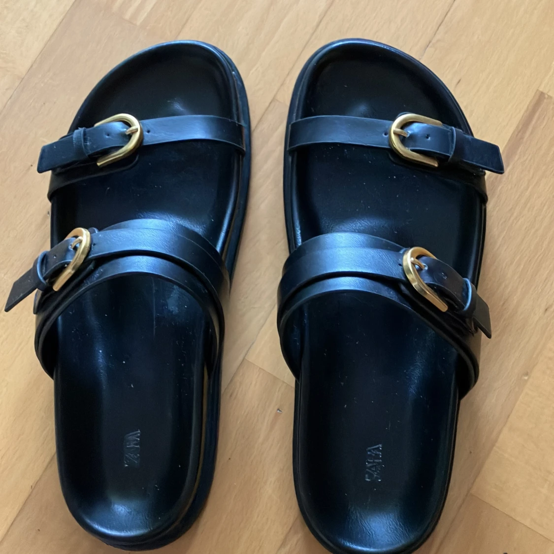Svarta sandaler med spännen från Zara