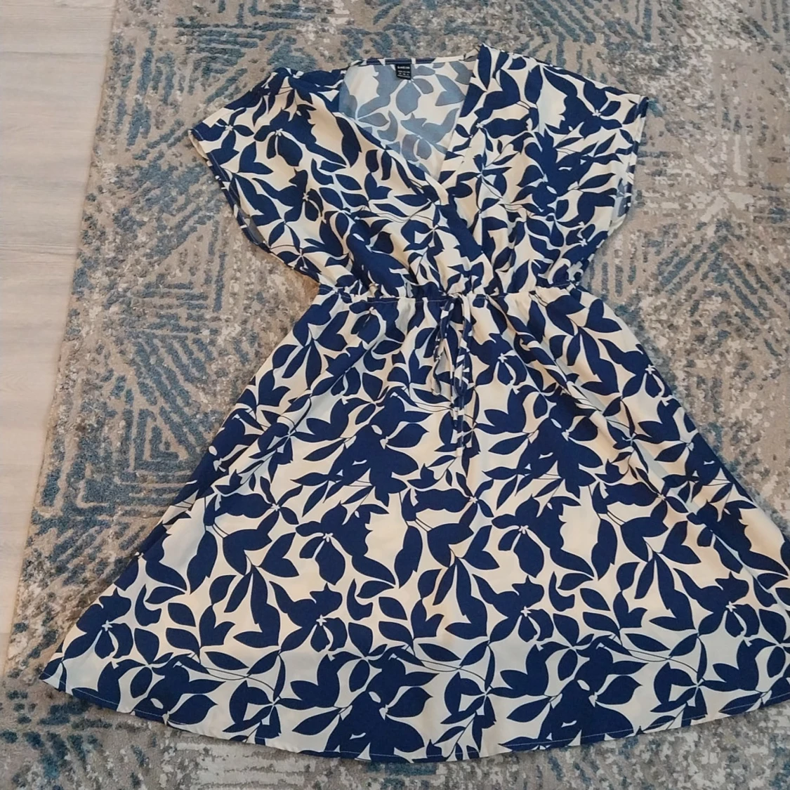 Blåvit omlottklänning med bladmönster