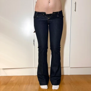 Lågmidjade bootcut jeans superlow jeans lowwaist lowrise vintage  - Ultra lowwaist jeans. Mörkblåa. Nya med prislapp, vintage. Storlek 27 enligt lapp men små i storleken, passar en 26 bättre enligt mig. Försmå för mig som brukar ha 27-28. Se mått. Innerbenslängd: 83 midjemått:37 stretch till 39. Köp sker via köp nu, jag postar inom 24h. Kvar tills markerad såld 