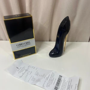 Carolina Herrera Good Girl parfym mörkblå - Snygg och ikonisk parfym i high heel-flaska från Carolina Herrera. Volym: 80 ml. Perfekt för dig som vill sticka ut med en trendig doft på hyllan. Originalförpackning och kvitto från Sephora medföljer.