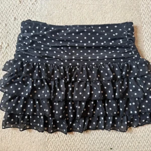 Söt minikjol med prickar - Supersöt minikjol jag köpte på vinted men inte använder så mycket, den har inbyggda shorts under och sitter super bra, inga defekter!!