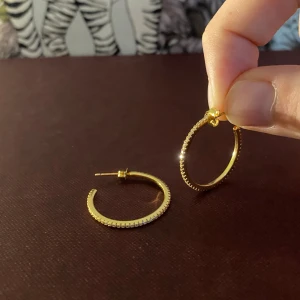 Guld hoops bling kristaller förgyllt silver925 - Guld hoops med kristaller. Förgyllt äkta silver925. Nickelfritt. Knappt använda så i toppenskick! 