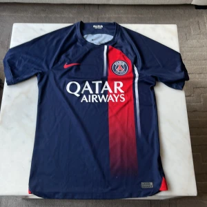PSG matchtröja - Paris Saint-Germain fotbollströja från Nike i Dri-FIT-material. Den är i storlek S och säljer pågrund av att jag ej använder. Självklart äkta och som vanligt är priset inte hugget i sten:)