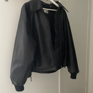 Skinnjacka från Carin Wester - säljer denna AS snygga skinnjacka från Carin Wester med oversized passform. sjukt snygg nu på hösten, den är hyfsat varm så jag skulle säga att man kan använda den i början på vintern också med nån tjockare tröja. säljer den endast för ett bra pris då jag ÄLSKAR denna jackan💕💕