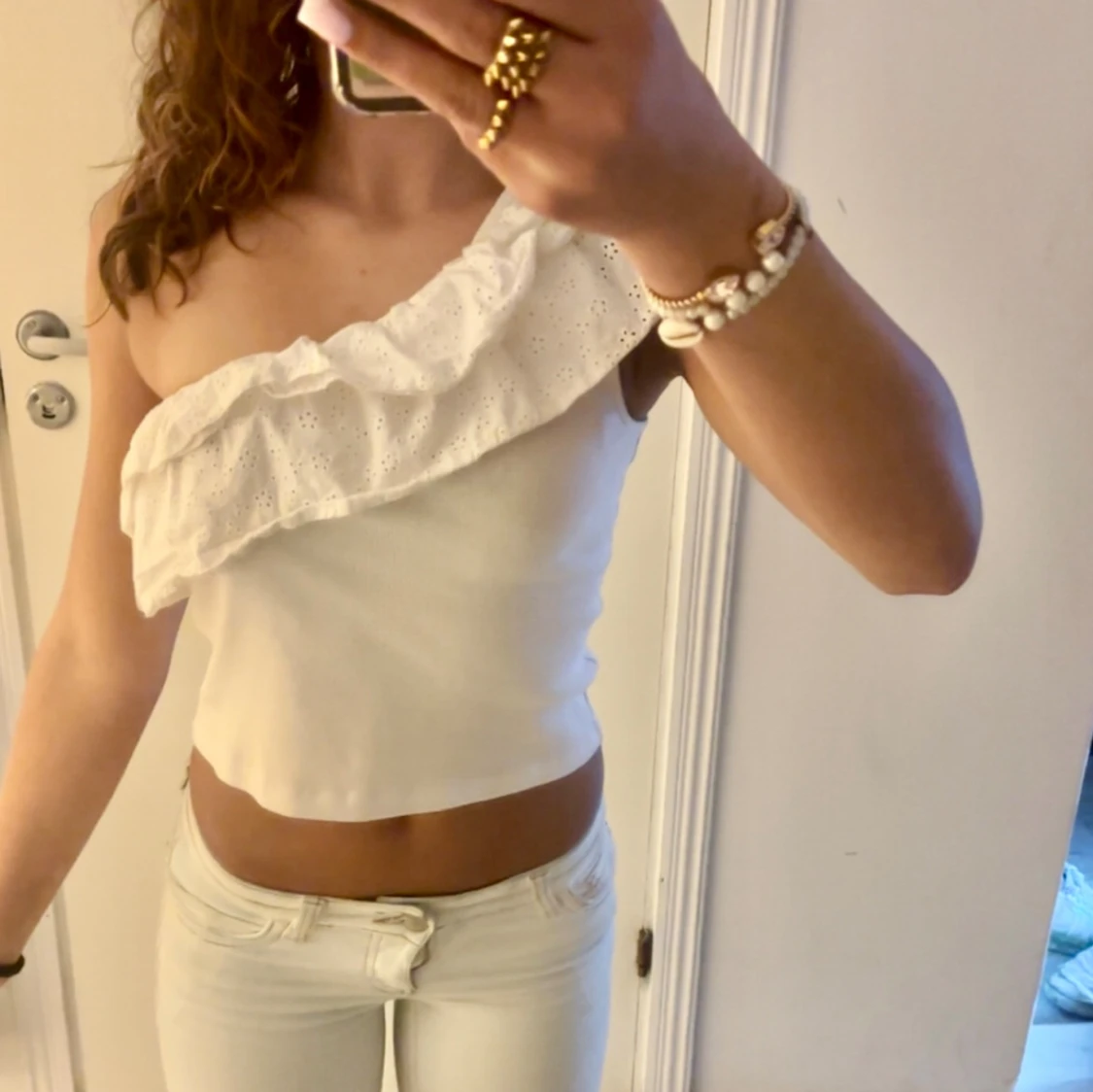 Vit oneshoulder croppad topp med volang - 1