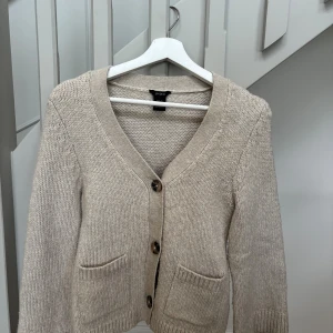 Beige stickad kofta från Lindex - Säljer nu en av mina favorit tröjor då den inte längre passar. Så fin tröja nu till hösten och vintern och så skön i materialet. Det är bra skick på tröjan!   Säljes för 120kr Postar så fort som möjligt vid köp. 