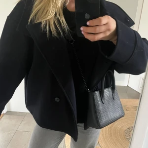 Svart rock från Gina Tricot, storlek L - Säljer min Gina Tricot jacka pga av att jag inte längre använder den, den är i fint skicka utan slitningar. Den är i större storlek o sitter mer oversize på mig. Den är mörk blå 💙