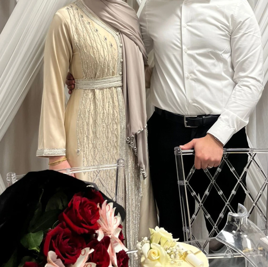 Champagnefärgad långklänning med pärldetaljer