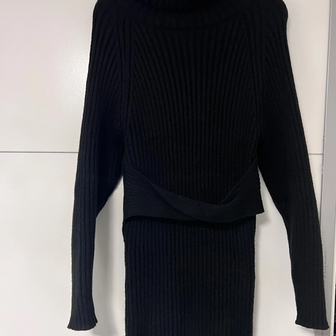 Svart ribbad stickad långklänning