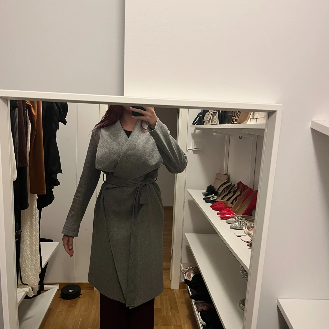 Grå omlottkappa med bälte - 1