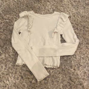 Vit volangtröja - Nästan helt ny tröja, säljer pga för liten.          KATT FINNS I HEMMET 