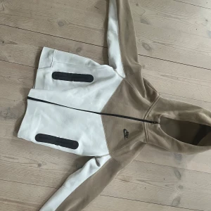 Nike tech fleece  - Jag säljer min  Nike tech fleece för att jag har vuxit ur den fler frågor så kontakta mig 