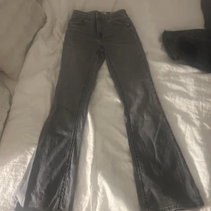 Grå bootcut jeans från ONLY, S/32 - Snygga grå jeans från ONLY i bootcut-modell med hög midja. Jeansen har klassisk femficksdesign och raka ben som släpper ut nertill. Tillverkade i mjukt denimtyg som ger en skön passform och cool vibe.