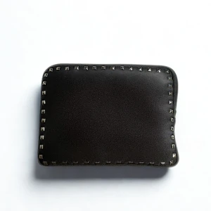 Datorfodral med silver nitar - Datorfodral med nitar, vattentätt material och plats för allt du behöver. Storlek 34,5x25cm 🥂🍁 Superfint och praktiskt fodral som passar perfekt till både skola och jobb. Rymmer dator, laddare och annat utan problem. Materialet är tåligt och nitarna ger den där lilla extra detaljen som gör att den sticker ut!  Fodralet är handgjort och egen designat, inspirerat av Valentino. Snabb leverans! ⚜️